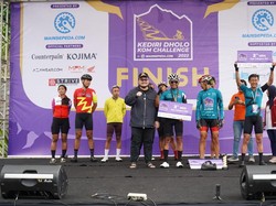 Biker Lansia Taklukan Tanjakan Ikonik, Bupati Kediri: Saya Termotivasi