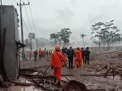 Abu Panas dan Berasap Masih Selimuti Dusun Kajar Kuning Usai Semeru Erupsi