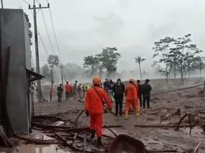Abu Panas dan Berasap Masih Selimuti Dusun Kajar Kuning Usai Semeru Erupsi