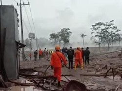 Abu Panas dan Berasap Masih Selimuti Dusun Kajar Kuning Usai Semeru Erupsi