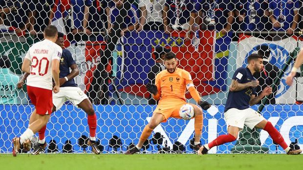 Prancis vs Polandia di Piala Dunia 2022 Soccer Football - FIFA World Cup Qatar 2022 - Round of 16 - France v Poland - Al Thumama Stadium, Doha, Qatar - December 4, 2022 France's Hugo Lloris saves a shot on goal from Poland's Piotr Zielinski REUTERS/Hannah Mckay