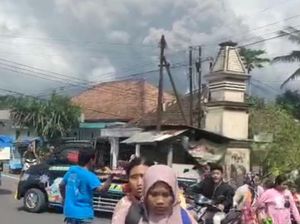 Saat Warga 2 Desa Terdampak Erupsi Semeru Mulai Diungsikan Sementara Saat Warga 2 Desa Terdampak Erupsi Semeru Mulai Diungsikan Sementara