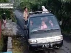 Semeru Keluarkan Awan Panas, Warga Desa Sumber Wuluh Diungsikan