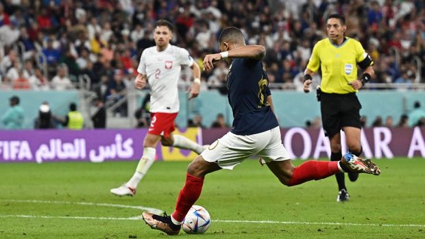SOCCER-WORLDCUP-FRA-POL/REPORT Soccer Football - FIFA World Cup Qatar 2022 - Round of 16 - France v Poland - Al Thumama Stadium, Doha, Qatar - December 4, 2022 France's Kylian Mbappe scores their second goal REUTERS/Dylan Martinez