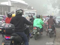 Paniknya Warga saat Semeru Luncurkan Guguran Awan Panas