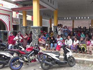 Posko Pengungsian Semeru di Balai Desa Penanggal Terus Didatangi Warga