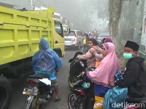 Erupsi Semeru: Ribuan Mengungsi, Rumah-Jembatan Tertimbun Erupsi Semeru: Ribuan Mengungsi, Rumah-Jembatan Tertimbun