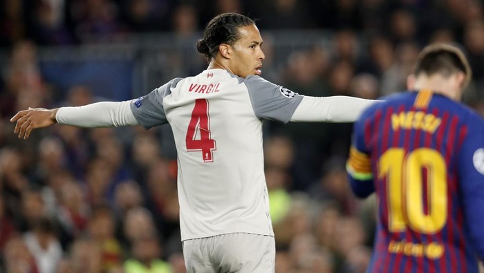 (L-R) Virgil van Dijk of Liverpool FC, Lionel Messi of FC Barcelona during the UEFA Champions League semi final match between FC Barcelona and Liverpool FC at Camp Nou on May 01, 2019 in Barcelona, Spain(Photo by VI Images via Getty Images)