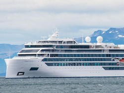 Gelombang Raksasa Tewaskan Penumpang Kapal Pesiar