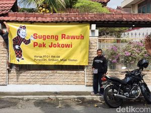 Tetangga Erina Gudono Pasang Spanduk untuk Sambut Kedatangan Jokowi