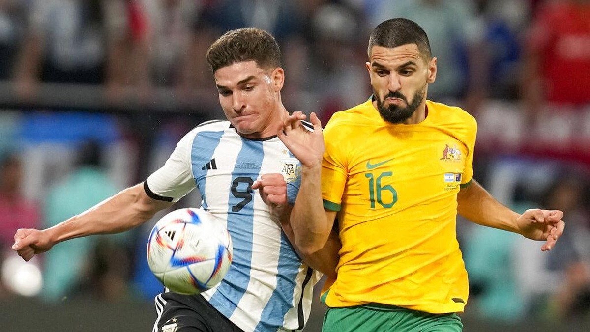 Aksi Julian Alvarez berusaha berebut bola dengan pemain Australia. (Foto: AP/Thanassis Stavrakis)