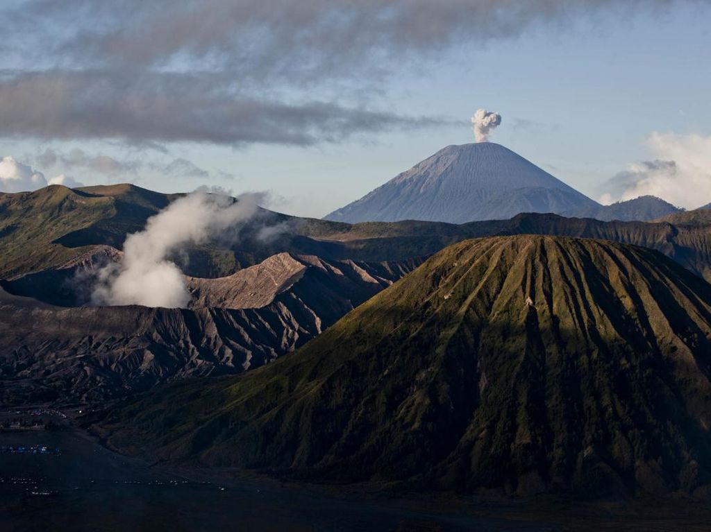10 Potret Semeru, Gunung Tertinggi Keempat di Indonesia yang Kembali Erupsi