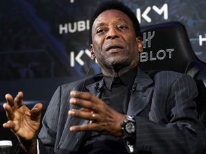 Foto Mengharukan Pele Terbaring di Rumah Sakit Foto Mengharukan Pele Terbaring di Rumah Sakit