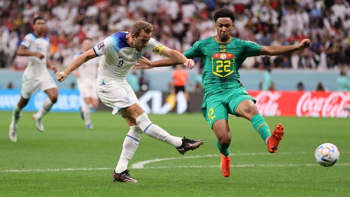 AL KHOR, QATAR - DECEMBER 04: Bukayo Saka of England celebrates with Phil Foden and Harry Kane after scoring the team's third goal during the FIFA World Cup Qatar 2022 Round of 16 match between England and Senegal at Al Bayt Stadium on December 04, 2022 in Al Khor, Qatar. (Photo by Michael Regan - FIFA/FIFA via Getty Images)