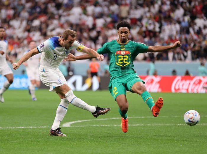 AL KHOR, QATAR - DECEMBER 04: Bukayo Saka of England celebrates with Phil Foden and Harry Kane after scoring the team's third goal during the FIFA World Cup Qatar 2022 Round of 16 match between England and Senegal at Al Bayt Stadium on December 04, 2022 in Al Khor, Qatar. (Photo by Michael Regan - FIFA/FIFA via Getty Images)
