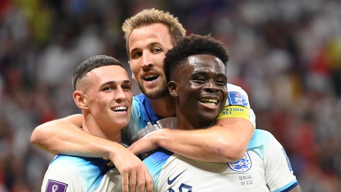 1446750950 AL KHOR, QATAR - DECEMBER 04: Bukayo Saka of England celebrates with Phil Foden and Harry Kane after scoring the team's third goal during the FIFA World Cup Qatar 2022 Round of 16 match between England and Senegal at Al Bayt Stadium on December 04, 2022 in Al Khor, Qatar. (Photo by Michael Regan - FIFA/FIFA via Getty Images)