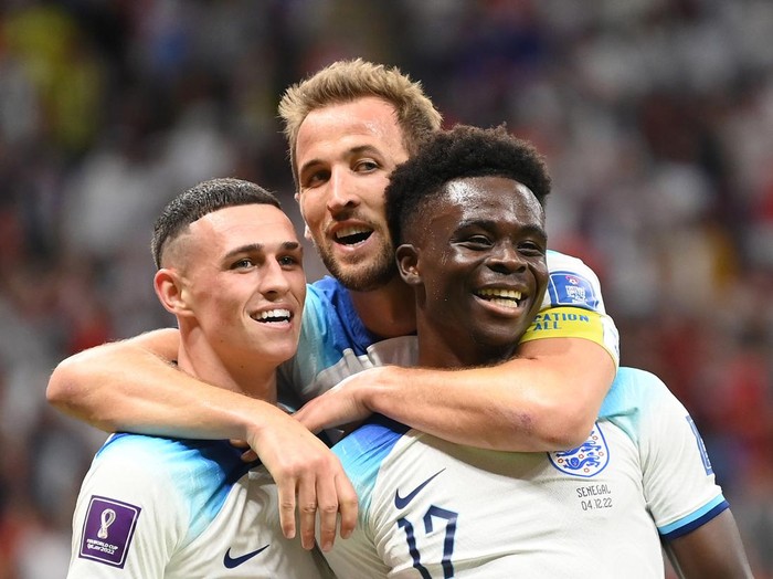 AL KHOR, QATAR - DECEMBER 04: Bukayo Saka of England celebrates with Phil Foden and Harry Kane after scoring the team's third goal during the FIFA World Cup Qatar 2022 Round of 16 match between England and Senegal at Al Bayt Stadium on December 04, 2022 in Al Khor, Qatar. (Photo by Michael Regan - FIFA/FIFA via Getty Images)