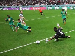 Inggris menghadapi Senegal di Al Bayt Stadium, Senin (5/12/2022) dini hari WIB, pada babak 16 besar Piala Dunia 2022. Senegal sempat membuat Tiga Singa terdesak, tapi sebuah serangan cepat dituntaskan Henderson jadi gol pada menit ke-38.