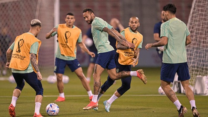 4 Tim Lolos Perempatfinal Piala Dunia 2022, Ngeri Semua! DOHA, QATAR - DECEMBER 04: Player of Brazil Neymar during Brazil training session on match day -1 at Al Arabi SC Stadium Stadium on December 4, 2022 in Doha, Qatar. (Photo by Pedro Vilela/Getty Images)