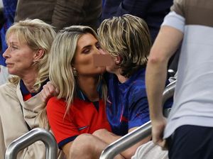 Foto Conor Gallagher Cium Pacar Usai Inggris Menang di 16 Besar Piala Dunia Foto Conor Gallagher Cium Pacar Usai Inggris Menang di 16 Besar Piala Dunia