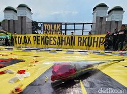 Aksi Menolak RKUHP di DPR, Orasi hingga Tabur Bunga