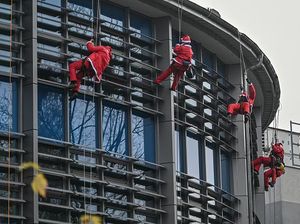 Aksi Sinterklas Panjat Gedung RS Demi Hibur Anak-anak Aksi Sinterklas Panjat Gedung RS Demi Hibur Anak-anak