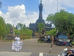 AJI Denpasar Gelar Aksi Tunggal Tolak 17 Pasal Pembungkam Pers