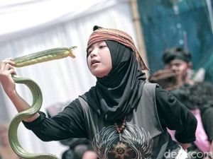 Alya Ariani, Gadis Pawang Ular yang Jago Debus dari Sukabumi Alya Ariani, Gadis Pawang Ular yang Jago Debus dari Sukabumi