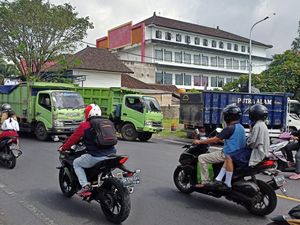 Cerita Sopir Truk di Karangasem, Tak Kerja 4 Hari gegara Solar Langka Cerita Sopir Truk di Karangasem, Tak Kerja 4 Hari gegara Solar Langka