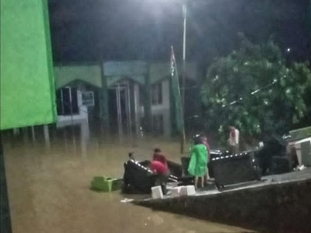 Banjir-Longsor Terjang 2 Kampung di Sukabumi Banjir-Longsor Terjang 2 Kampung di Sukabumi