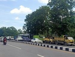 Solar di Bali Langka, Sopir Truk Harus Antre Berjam-jam!