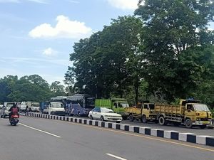 Sopir Truk-Bus di Denpasar Keluhkan Sulitnya Dapat Solar Sopir Truk-Bus di Denpasar Keluhkan Sulitnya Dapat Solar