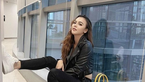 Cantik dan Seksi, Gaya Pedangdut Ratu Rizky Nabila Saat Kulineran