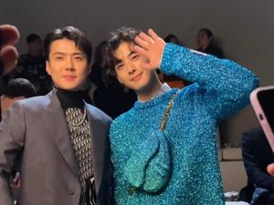 7 Foto Adu Gaya Cha Eun Woo dan Sehun EXO, Hadiri Acara DIOR di Mesir 7 Foto Adu Gaya Cha Eun Woo dan Sehun EXO, Hadiri Acara DIOR di Mesir