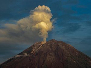Deretan Gunung Berapi di Indonesia yang Pernah Meletus Hebat Deretan Gunung Berapi di Indonesia yang Pernah Meletus Hebat