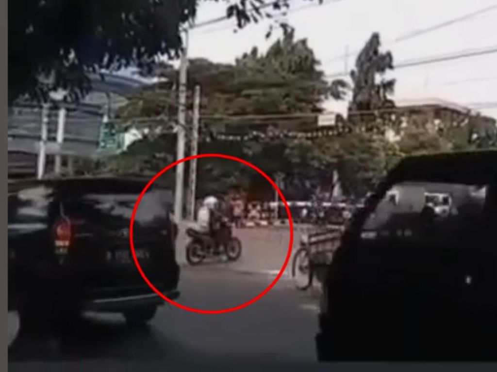 Detik-detik Pemotor Tewas Tertabrak Kereta di Mangga Dua Jakpus Detik-detik Pemotor Tewas Tertabrak Kereta di Mangga Dua Jakpus