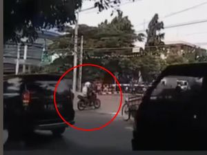 Detik-detik Pemotor Tewas Tertabrak Kereta di Mangga Dua Jakpus Detik-detik Pemotor Tewas Tertabrak Kereta di Mangga Dua Jakpus