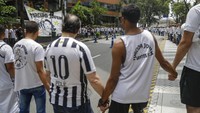 Para pendukung berkumpul di depan rumah sakit untuk mendoakan kesembuhannya.