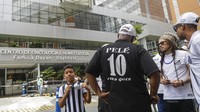 Para pendukung Pele berkumpul di rumah sakit Albert Einstein, tempat legenda sepakbola Brasil itu dirawat.  