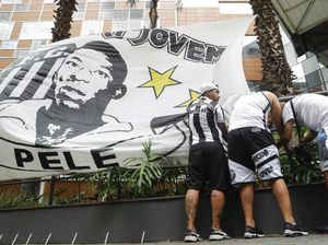 Doakan Kesembuhan Pele, Ratusan Pendukung Berkumpul di RS