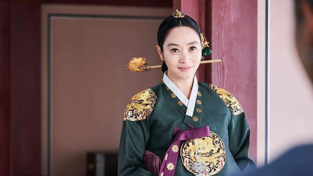 Drama Korea Under the Queen's Umbrella
