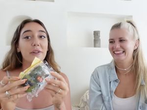 Dua Bule Cicip Lemper Holland Bakery, Begini Reaksinya Dua Bule Cicip Lemper Holland Bakery, Begini Reaksinya