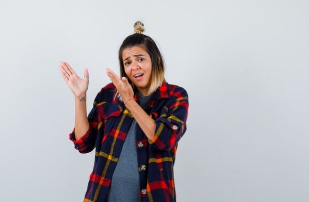 Perempuan berwajah kesal