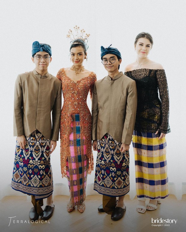 Eva Celia dan saudara/ Foto: Instagram/evacelia Eva Celia dan tiga saudara di pernikahannya dengan Demas Narawangsa