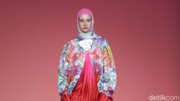 10 Koleksi Busana Ria Miranda 2023, Warna Bold Terinspirasi Ikan Cupang