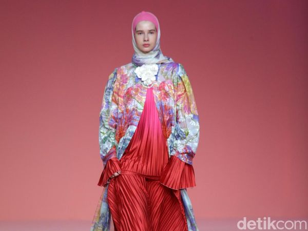 10 Koleksi Busana Ria Miranda 2023, Warna Bold Terinspirasi Ikan Cupang