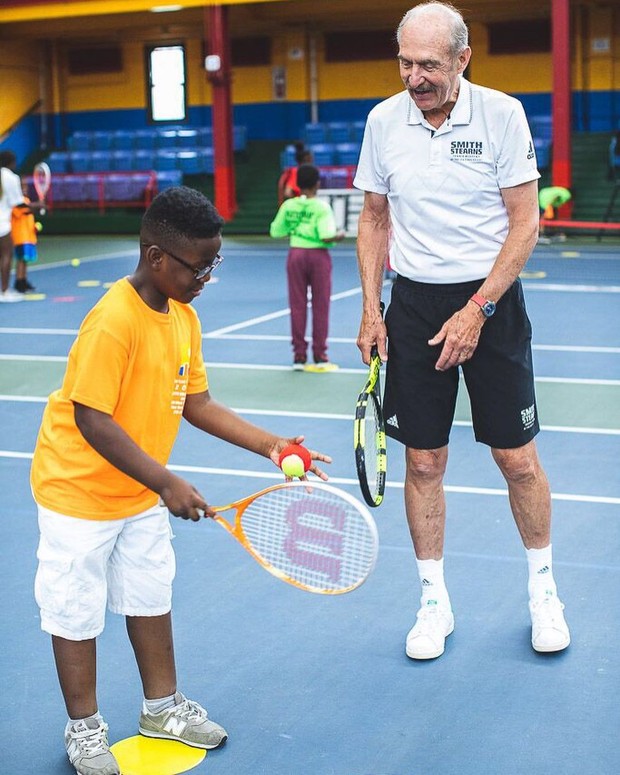 Stan Smith melatih anak-anak dalam Smith Stearns Tennis Academy yang didirikannya/