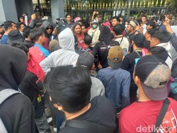 Dugaan Satpol PP Sulsel Aniaya Sadis Suporter PSM Pendemo Kantor Gubernur