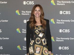 Besties Sejati, Julia Roberts Pakai Gaun Unik Penuh Foto George Clooney Besties Sejati, Julia Roberts Pakai Gaun Unik Penuh Foto George Clooney