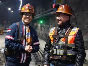 Gaya Sri Mulyani di Salah Satu Tambang Emas Terbesar Dunia